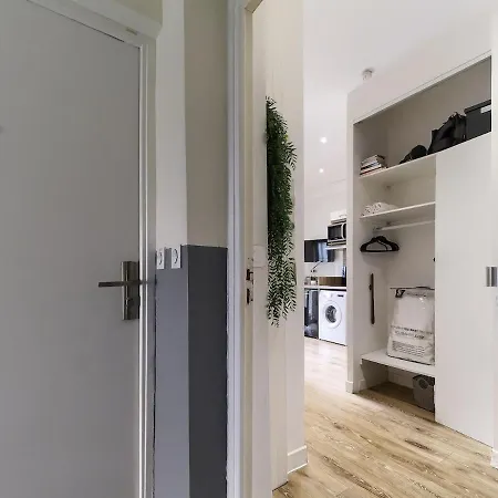 Promenade Des Anglais-2 Mins Walk To Beach- Charming Duplex -air Conditioning Wi-fi Διαμέρισμα *