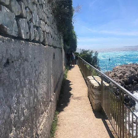Promenade Des Anglais-2 Mins Walk To Beach- Charming Duplex -air Conditioning Wi-fi Apartment *