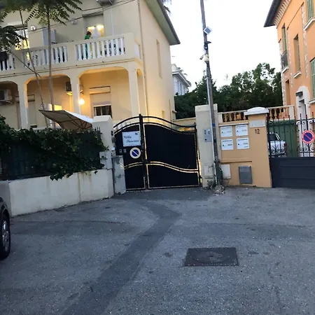 Apartment Promenade Des Anglais-2 Mins Walk To Beach- Charming Duplex -air Conditioning Wi-fi Nizza
